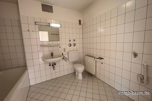 Bad mit Dusche und Wanne